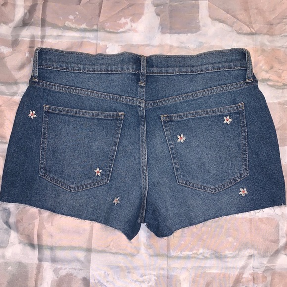 NWOT Gap Flower Embroidered Shorts - Picture 4 of 5